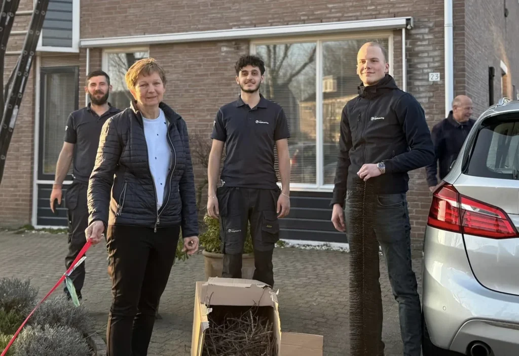 Monteur van Mijnvogelwering bij een klant aan de deur